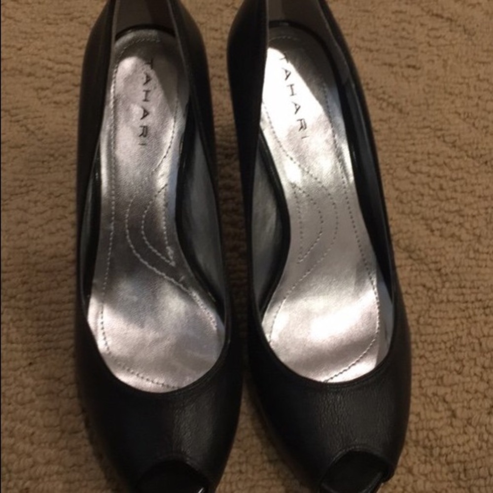 Black pumps